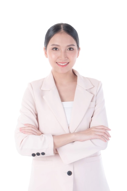 Portret piękna pracująca Azjatka, biznesowa dziewczyna stojąca z rękami skrzyżowanymi ze szczęściem na białym tle