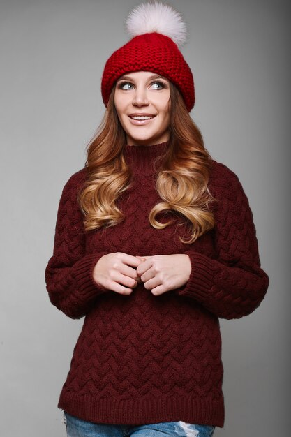 Portret piękna rudzielec kobieta w pulowerze