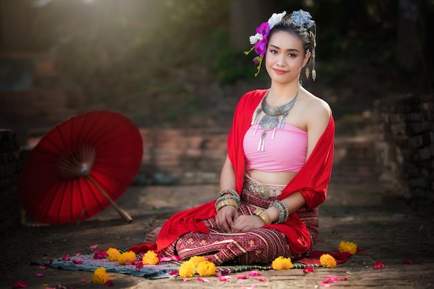 Portret Piękna wiejska tajlandzka kobieta jest ubranym tajlandzką suknię w Chiang Mai, Tajlandia