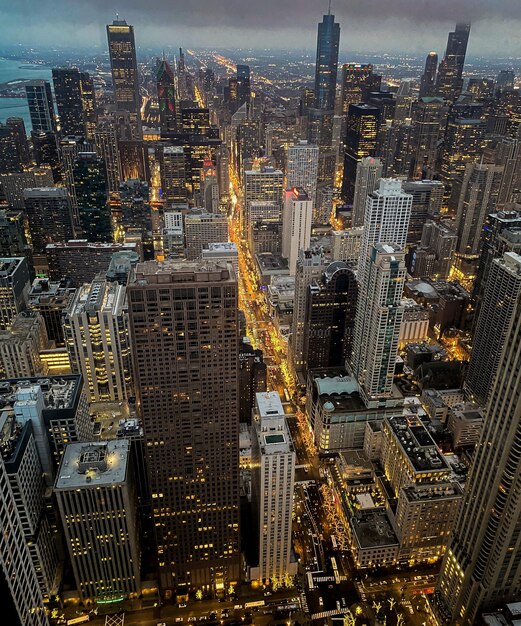 Zdjęcie portret pięknego miasta chicago, gdy słońce zachodzi i światło zaczyna rozświetlać miasto.