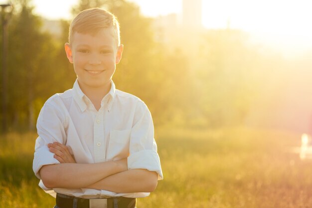 Zdjęcie portret pięknego uśmiechu ząbków ucznia