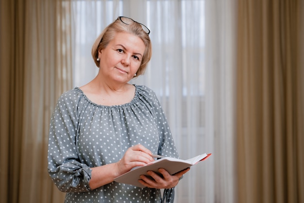 Portret pięknego zadbanego emeryta w pokoju.