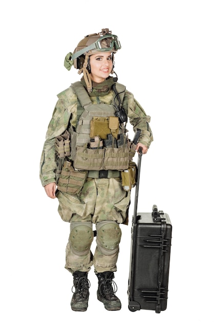 Portret pięknego żołnierza lub prywatnego wojskowego wykonawcy z czarną plastikową obudową