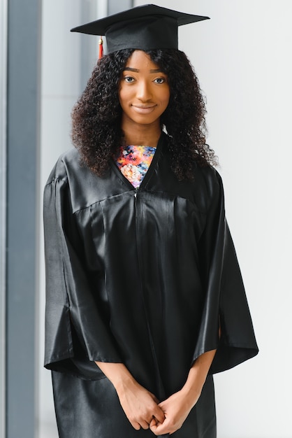 Portret pięknej absolwentki Afroamerykanów