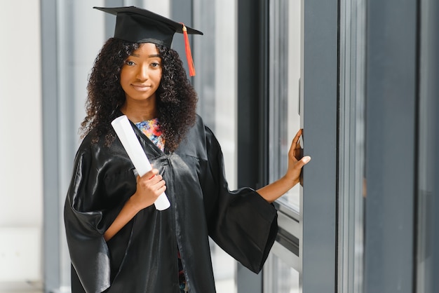 Portret pięknej afroamerykańskiej absolwentki