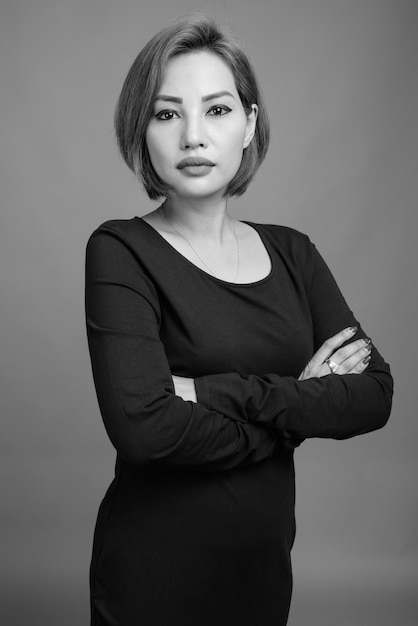 Portret pięknej azjatyckiej bizneswoman na szaro w czerni i bieli