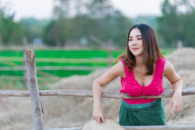 Portret pięknej azjatyckiej kobiety nosić wiejski strój tajlandzki na polu Ludzie z Tajlandii