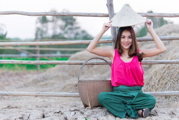 Portret pięknej azjatyckiej kobiety nosić wiejski strój tajlandzki na poluTajlandczycy ludzie
