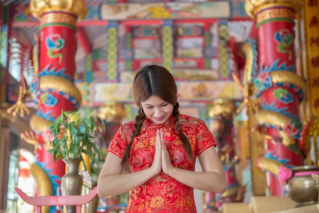 Portret pięknej azjatyckiej kobiety w sukience Cheongsam Tajlandia ludzieSzczęśliwego chińskiego nowego roku conceptMake ręcznie sawasdee