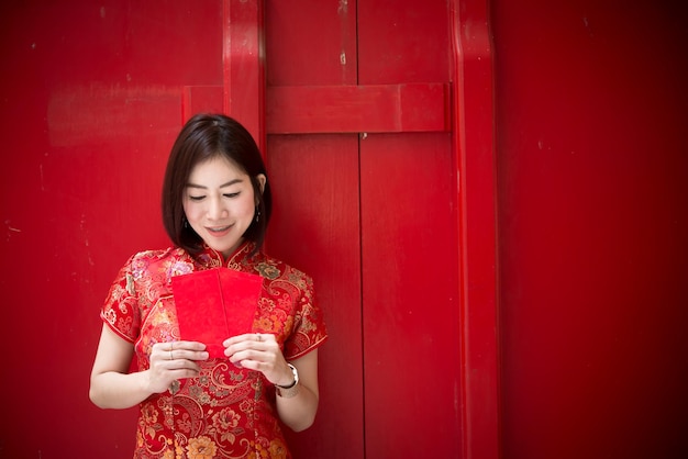 Portret pięknej azjatyckiej kobiety w sukience CheongsamThailand peopleSzczęśliwego chińskiego nowego roku koncepcji