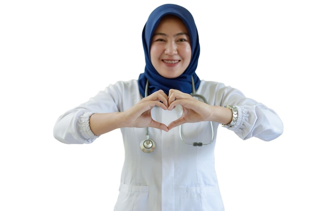 Portret pięknej azjatyckiej muzułmańskiej kobiety uśmiechnięta pielęgniarka odizolowywająca na białym tle