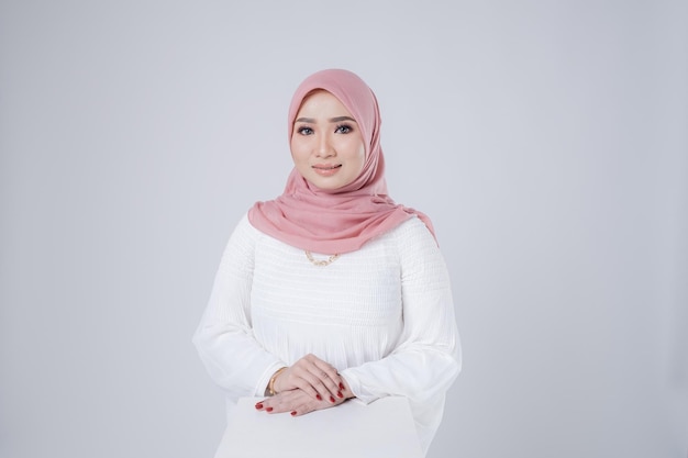 Portret pięknej azjatyckiej muzułmańskiej modelki w stylowej odzieży codziennej z izolowanym hidżabem
