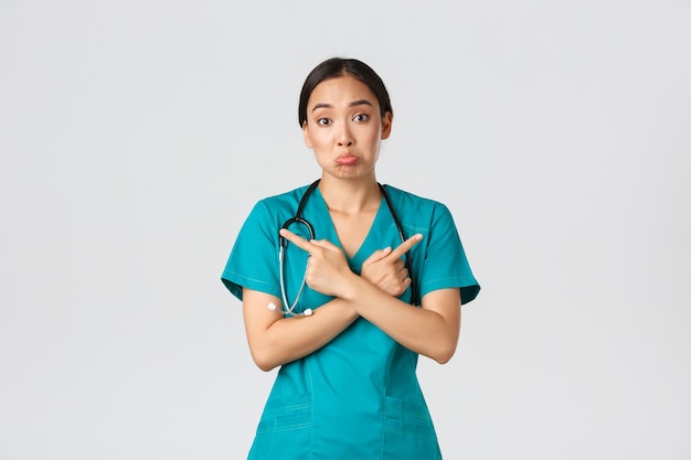 Portret pięknej azjatyckiej pielęgniarki pozowanie