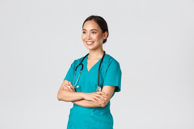 Portret pięknej azjatyckiej pielęgniarki pozowanie