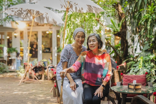 Portret pięknej azjatyckiej starszej matki i córki uśmiecha się do kamery