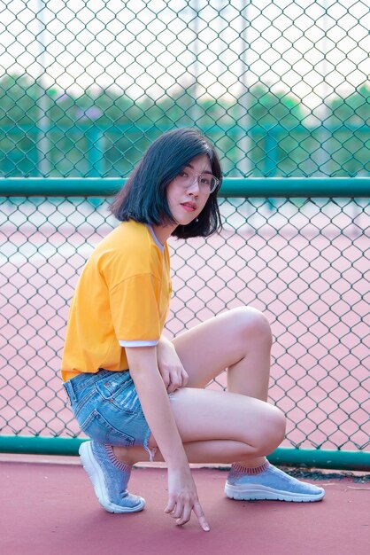 Portret Pięknej Azjatyckiej Szykownej Dziewczyny Pozuje Do Zrobienia Zdjęciastyl życia Nastolatków Z Tajlandiinowoczesna Kobieta Szczęśliwa Koncepcjatenis Couse Pastelowy Ton