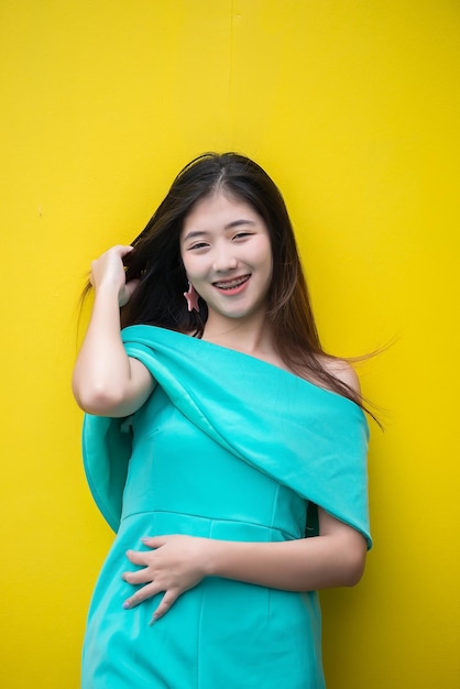 Portret pięknej azjatyckiej szykownej dziewczyny pozuje do zrobienia zdjęciaStyl życia nastolatków z TajlandiiNowoczesna szczęśliwa koncepcja kobiety