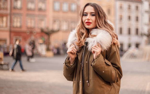 Portret Pięknej Blond Kobieta Ubrana W Ciepłe Ubrania