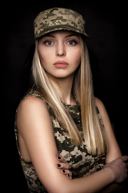 Portret Pięknej Blond Kobiety żołnierzy W Strojach Wojskowych Na Czarnym Tle