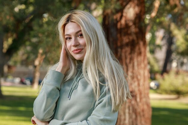 Portret pięknej blondynki uśmiecha się do kamery