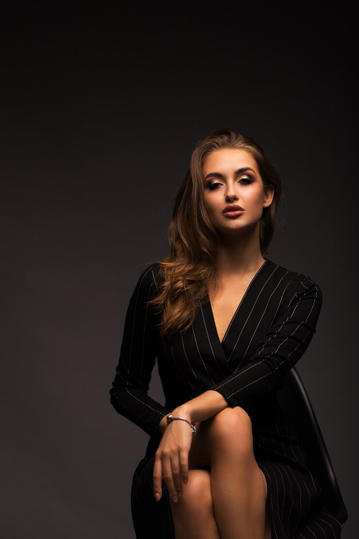 Portret pięknej brunetki na szaro