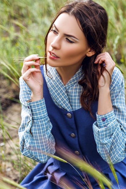 Portret Pięknej Brunetki W Niebieskiej Sukience W Polu