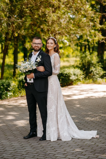 portret pięknej, delikatnej i szczęśliwej młodej pary kocha romans i namiętność w związku ceremonia ślubna w plenerze