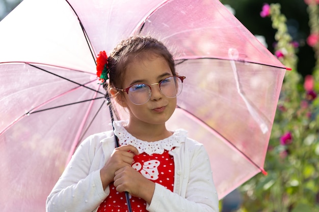 Portret pięknej dziewczynki z parasolem