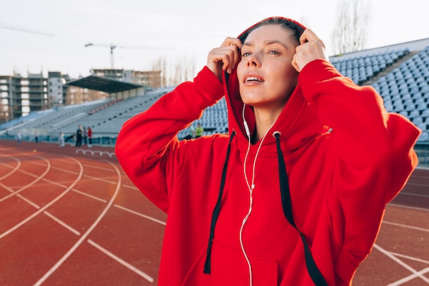 Portret Pięknej Dziewczyny Kaukaski Sportowca