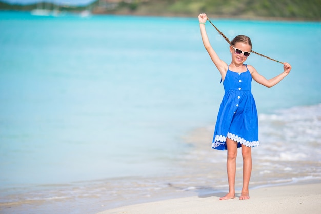 Portret pięknej dziewczyny na plaży tańca