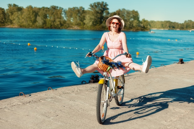 Zdjęcie portret pięknej dziewczyny na rowerze