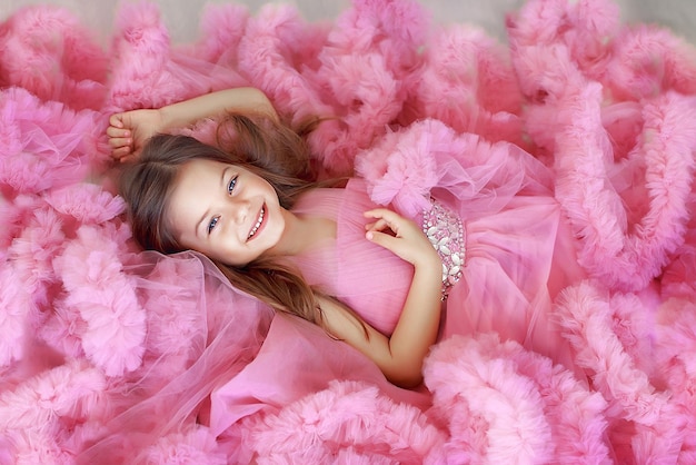 portret pięknej dziewczyny w bujnej różowej sukience