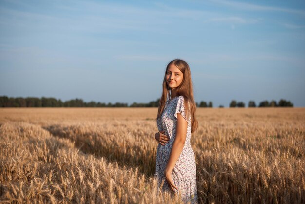 Portret Pięknej Dziewczyny W Polu Dojrzałej Pszenicy Oświetlonym Ciepłymi Promieniami Zachodzącego Słońca Uśmiechnięta Blond Dziewczyna W Polu Rolnym