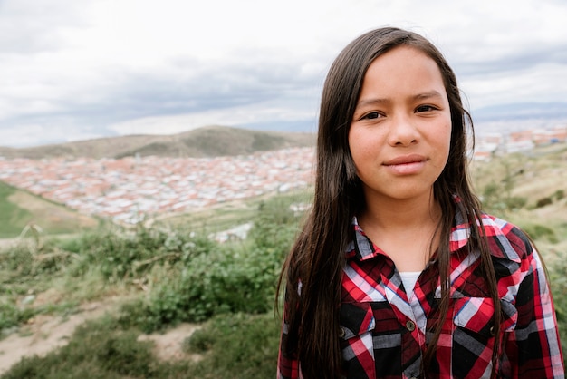 Zdjęcie portret pięknej dziewczyny w slumsach. biedna koncepcja niemowlęcia.