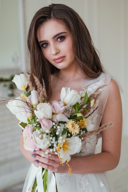 portret pięknej i delikatnej młodej panny młodej w sukni ślubnej w fotostudio sesja zdjęciowa