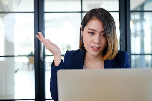 Portret pięknej i inteligentnej młodej bizneswoman, która pracuje na nowoczesnym stanowisku pracy