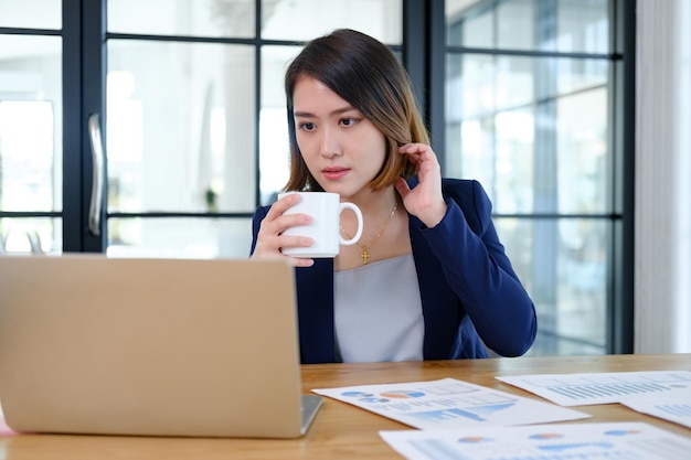 Portret Pięknej I Inteligentnej Młodej Bizneswoman, Która Pracuje Na Nowoczesnym Stanowisku Pracy