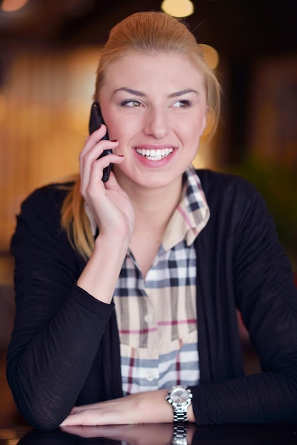 Portret pięknej kobiety biznesu rozmawia przez telefon