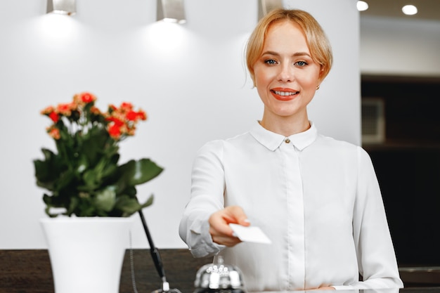 Portret Pięknej Kobiety Blondynka Recepcjonistka Z Bliska