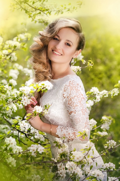 Portret Pięknej Kobiety Blondynka W Kwitnących Ogród