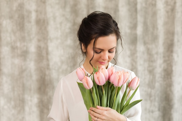 Portret Pięknej Kobiety Brunetka Z Bukietem Kwiatów Tulipanów