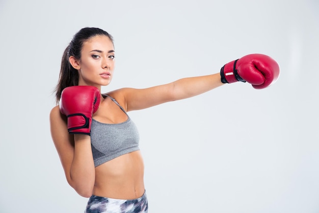 Portret Pięknej Kobiety Fitness W Rękawice Bokserskie Na Białym Tle Na Białej ścianie