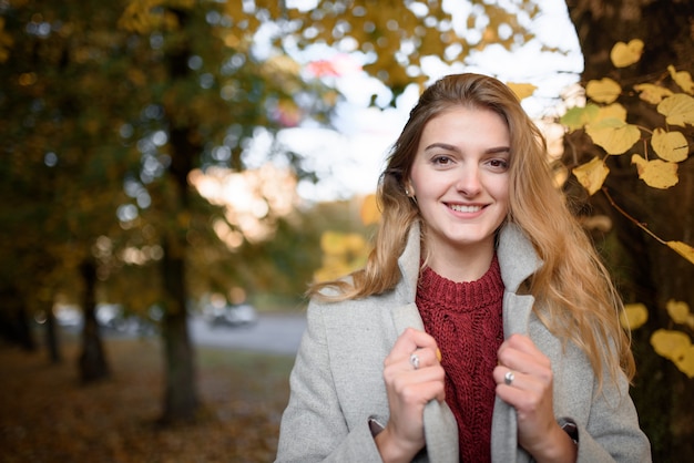 Portret Pięknej Kobiety Jesienią