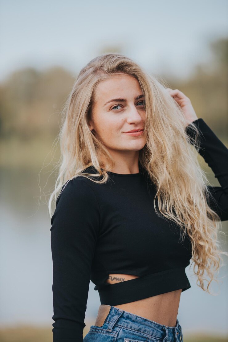 Zdjęcie portret pięknej kobiety na niewyraźnym tle