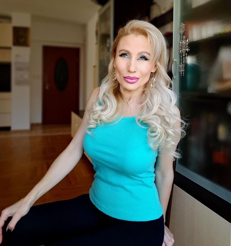 Zdjęcie portret pięknej kobiety siedzącej w domu