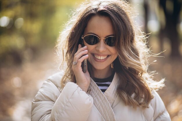 Portret pięknej kobiety uśmiecha się i rozmawia przez telefon