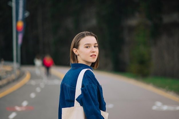 Portret pięknej kobiety w codziennych ubraniach na spacerze na wakacjach w górach