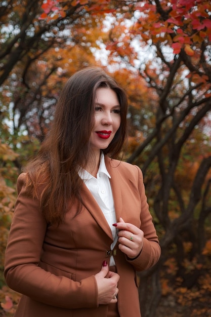 Portret pięknej kobiety w średnim wieku w jesiennym parku. Witaj listopadzie. biznes casual