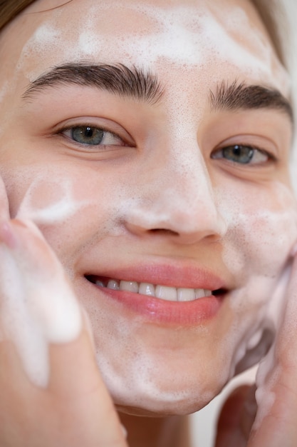 Portret pięknej kobiety z czystą skórą do mycia twarzy pianką do mycia