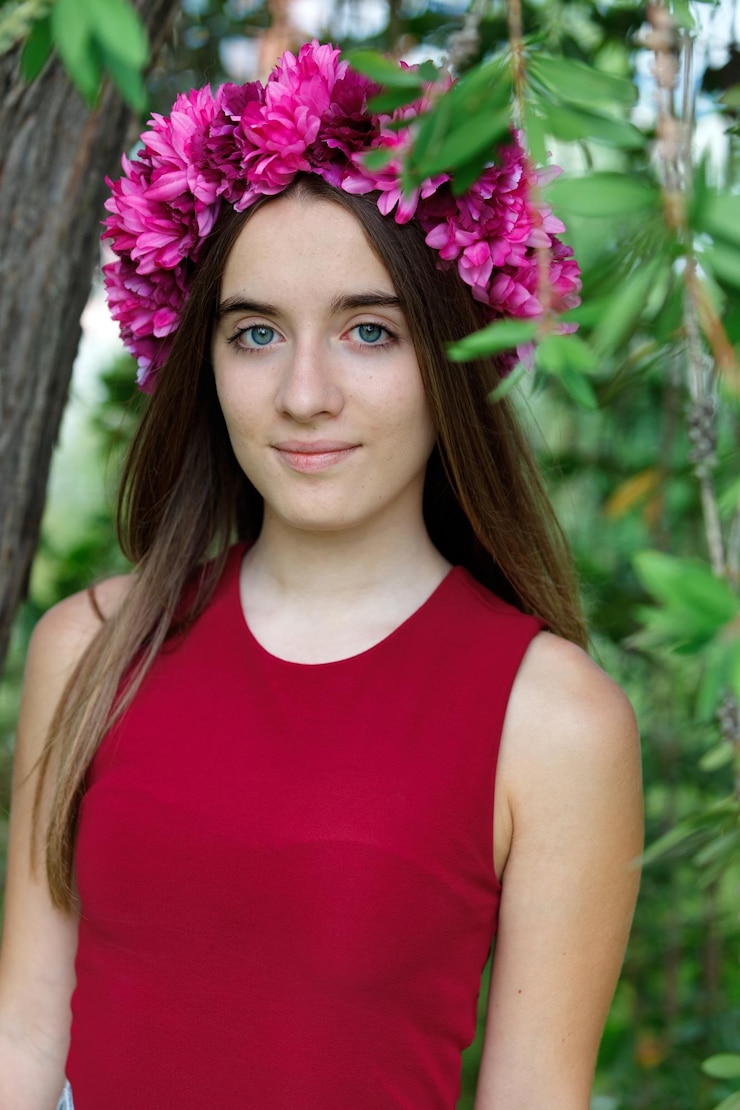 Zdjęcie portret pięknej kobiety z różowym kwiatem